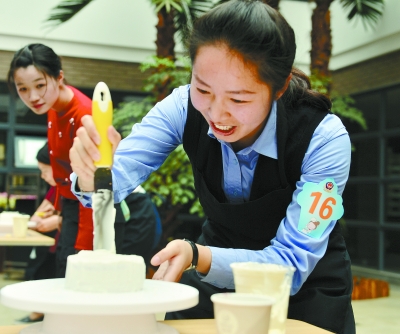 警花秀出蛋糕香 當(dāng)硬核守護邂逅指尖甜蜜